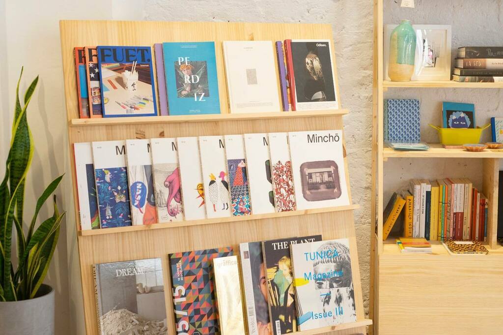 En nuestro revistero encontrarás interesantísimas publicaciones ideales para días lluviosos como el de hoy 👀👀👀
.
.

@fuetmagazine  @odiseomagazine <a href="/perdizmagazine/">PERDIZ Magazine</a> <a href="/minchomag/">MINCHŌ  Magazine</a> @a_g_a_p_o_r_n_i_s_mag .
.
.

#miscelanea #doctordou #magazines #artprints #i… instagr.am/p/CBlKizIqCHz/