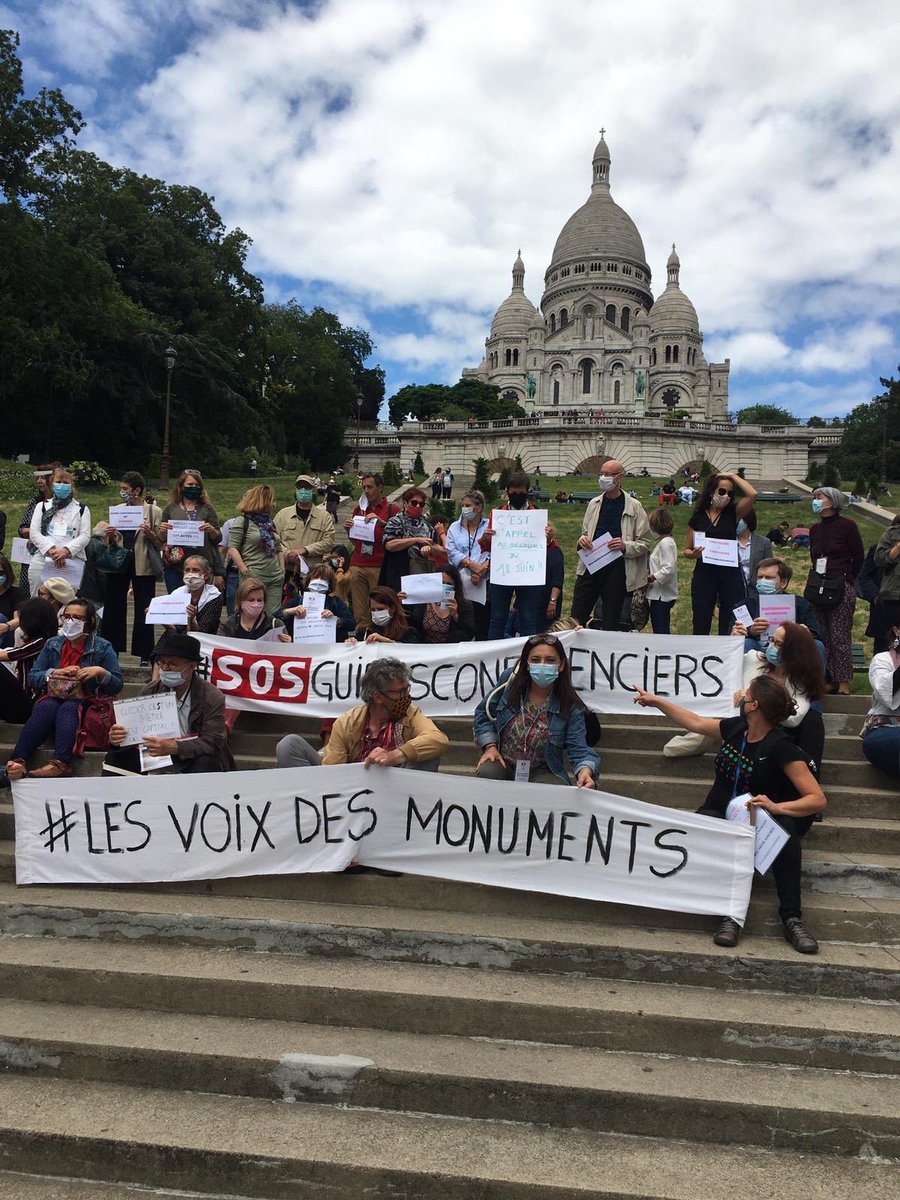 #fngic les #guidesconferenciers  sans visiteurs étrangers et sans travail se sont réunis aujourd’hui sur les marches du Sacré-Coeur à Paris pour faire entendre leurs voix #lesvoixdesmonuments  #tourisme #patrimoine