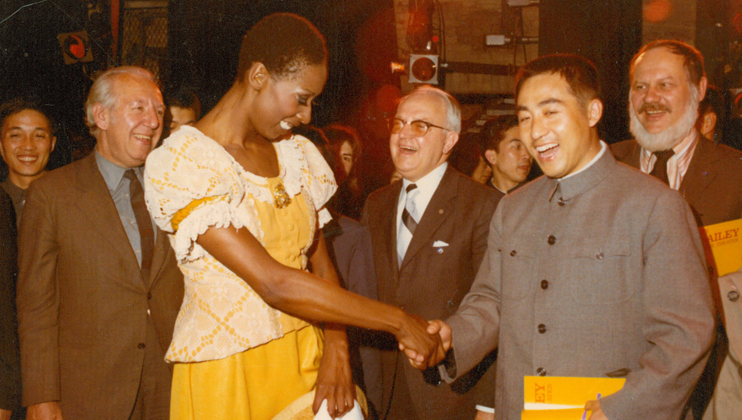 The National Committee on US-China Relations hosted the tour & used it to showcase (self-perceived) American virtues—egalitarianism, productivity, diversity—& portray these as common values with China. Here's world champion Zhuang Zedong with American choreographer Judith Jamison