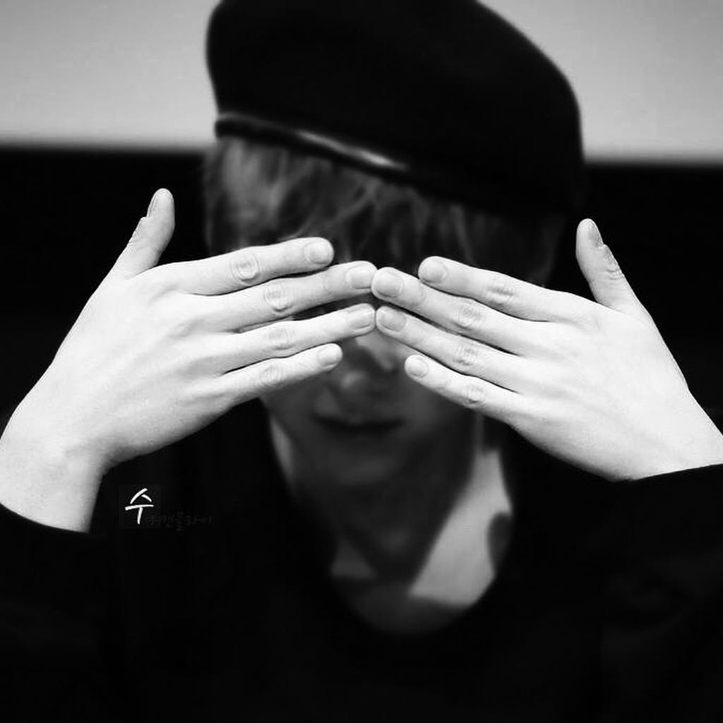 covering his face with his 19cm long hand
