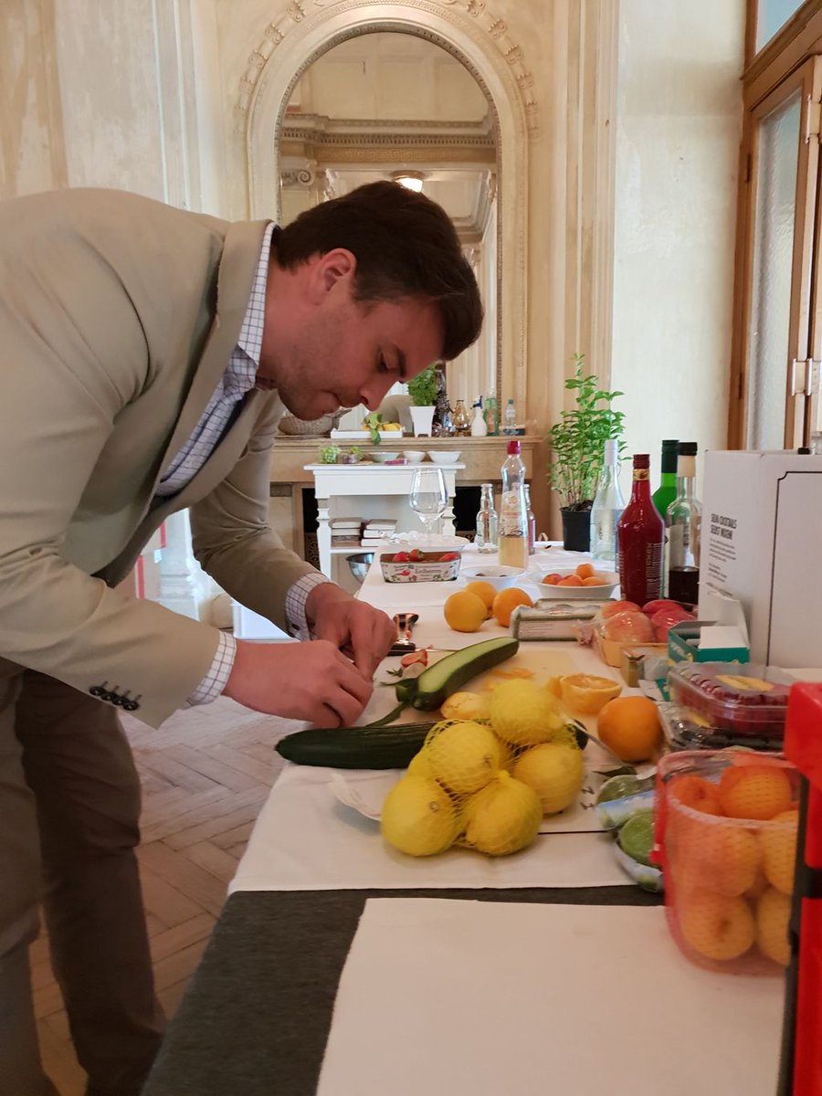 Wenn der Chef so fokussiert arbeitet, dann muss es doch etwas Besonderes sein. 
 
Ihr könnt gespannt sein, denn unser gesamtes #Team tüftelt an eine große #Überraschung für alle #SILVA Genießer und die, die es noch werden wollen. 

#Tradition #Vegan #Drink