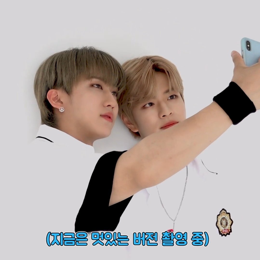 poesyluv's tweet photo. seungmin teve que abaixar mais um pouco pra tirar selca com o changbin 😩😩😔 sempre fico assim mesmo sabendo q eh algo previsível https://t.co/U9uRpNpwAX