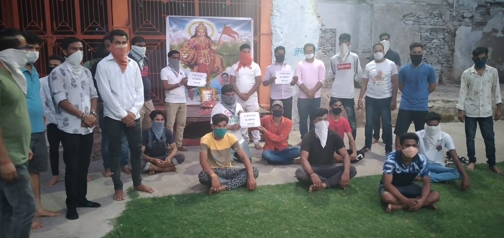 महाकाल सेना  सलूम्बर  की ओर से आज भारत -चीन सीमा पर हुई झड़प में 20 शहीद हुये भारतीय जवानो को श्रद्धांजलि अर्पित कार्यक्रम रखा गया 2 मिनट मोन एव पुष्पांजलि अर्पित कि गई और साथ ही एक भारतीय होने के नाते चीनी सामान बहिष्कार करते हुये चीनी सामान का उपयोग ना करने का भी प्रण लिया गया