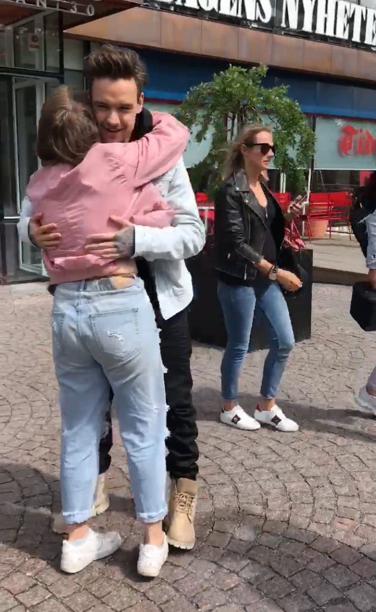 Liam Payne hugging fans;—the cutest thread—