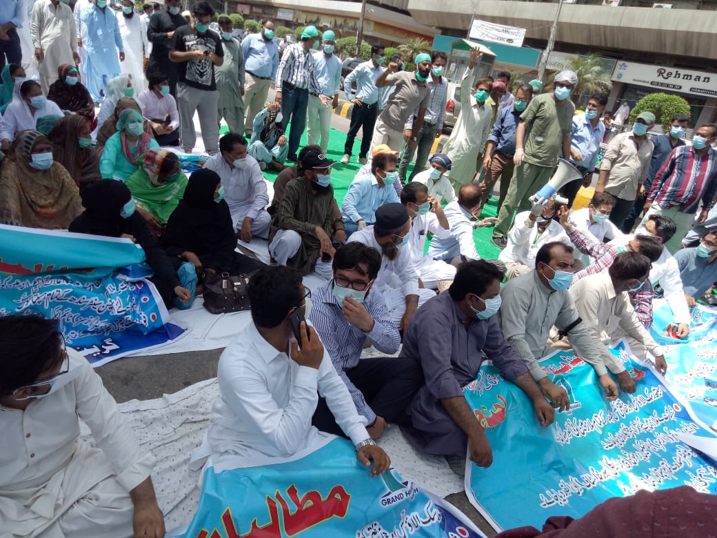 SindhDoctors's tweet photo. When we ask for PPE we are beaten by police when we ask for security we are shot by police 
When we protest we are called blackmailers 
Where should we go now?
@HamidMirPAK
@AajKamranKhan
@shazbkhanzdaGEO
@SAMAATV
@ydakp_official
@yda_punjab
#GHASindhdemandsjustice https://t.co/m8VXlQu9OH