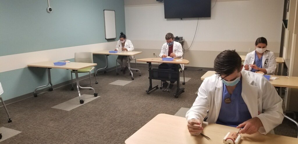UAMSEMIG's tweet photo. Our M2 students got to experience their first SIM Lab yesterday (with the help of our wonderful @UAMS_EM residents)! They split into groups and worked up patients with one of several neurological complaints (HA, AMS, weakness, dizziness, and back pain). #EMRAGood https://t.co/Q6zhxrIXXX