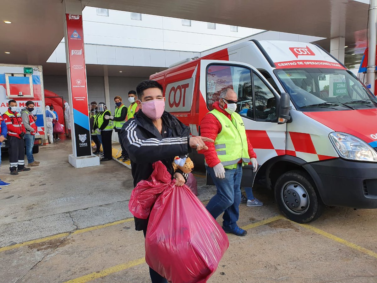 ZamoraJulio's tweet photo. Con mucha felicidad, les comparto algunas imágenes del regreso a sus hogares de los vecinos/as del Bo. San Jorge. Son los primeros pacientes recuperados tras haber estado más de 10 días en el Centro de Aislamiento #COVID19 de @MunicipioTigre.
¡Aplausos para ellos!
#CuidemosATigre https://t.co/esvY945kFt