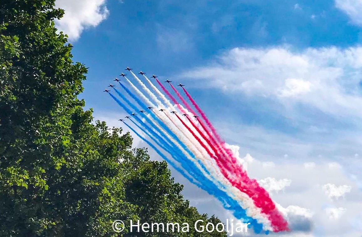 Loving the view this evening! <a href="/rafredarrows/">Red Arrows</a> and <a href="/PAFofficiel/">Patrouille de France</a> 
over #London. What a way to mark 80 years since an historic speech by Charles De Gaulle to the French people from #London. #18juin1940 🇬🇧 🇫🇷