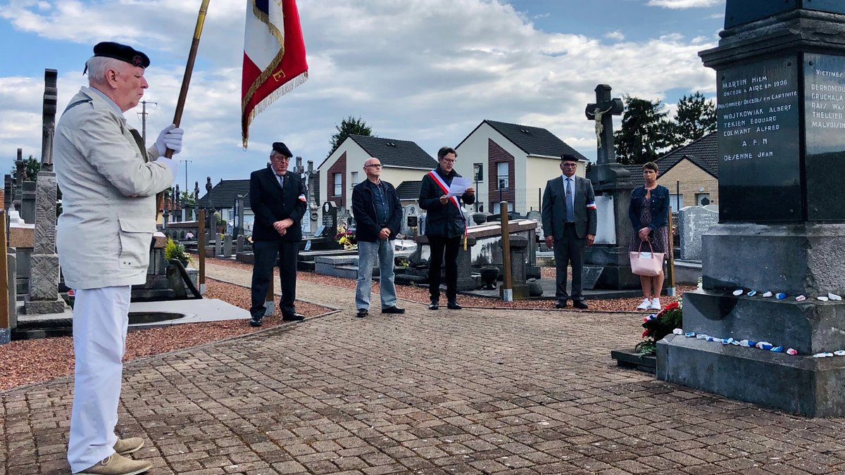 villehulluch's tweet photo. La délégation des anciens combattants ainsi que quelques adjoints se sont réunis aux côtés de M. André Kuchcinski, maire de la ville d’#Hulluch pour commémorer le 80e anniversaire de l’appel du 18 juin.
#18juin1940 #appeldu18juin #CharlesdeGaulle #hautsdefrance #LensLievin https://t.co/u6rXsW5ATO