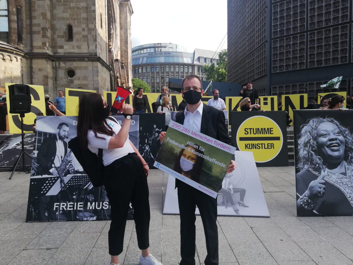 #Demo 📣 #OhneUnsWirdsStill 😷- #Selbstständige Freischaffende &amp; Kulturschaffende verschwinden <a href="/peteraltmaier/">Peter Altmaier</a> <a href="/OlafScholz/">Olaf Scholz</a> #kulturerhalten mit "Initiative Kulturschaffender in Deutschland" #stummekuenstler &amp; #VGSD 💪Übergabe 290.000 Unterschriften openpetition.de/!CoronaHilfe