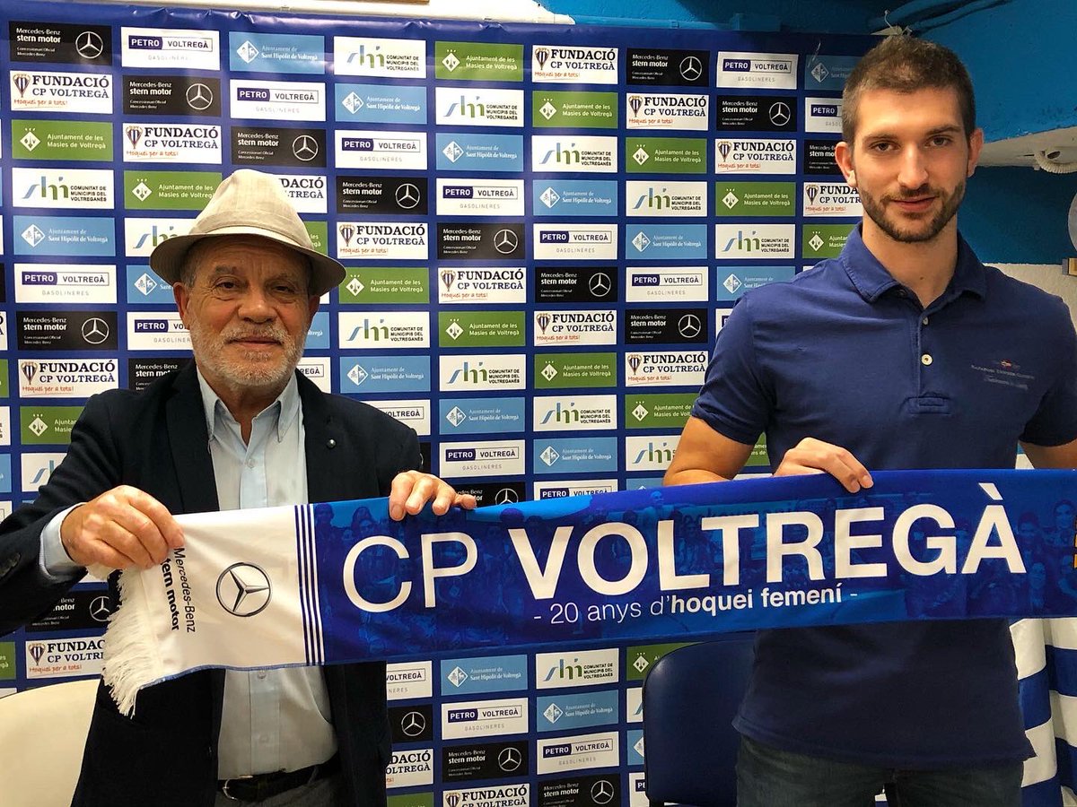 cpvoltrega's tweet photo. ⚪️🔵BENVINGUT A CASA🔵⚪️

🏑Presentació oficial de @rogerfont5 com a nou jugador del @cpvoltrega Stern motor

#ForçaMàgic #BenvingutRoger https://t.co/o003PHUEol