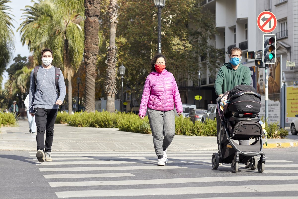 MuniRosario's tweet photo. CORONAVIRUS: CAMINATAS RECREATIVAS
Hoy podés salir a caminar 1 hora, de 9 a 18h, a 500mts de casa.😷 Usá cubreboca, mantené el distanciamiento y lavate las manos.
⚠ Recordá que no está permitido quedarse en plazas, ni realizar actividad física.
#RosarioSeCuida https://t.co/W3iCvI9Bp3