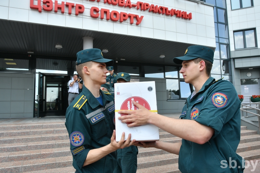 РНПЦ спорта получил гуманитарный груз из ОАЭ 
Подарок пришелся как раз накануне Дня медицинского работника
Как рассказала директор РНПЦ спорта Ирина Малеваная, получено более 12 тонн средств индивидуальной защиты и антисептических растворов. 
mst.by/ru/actual-ru/v…