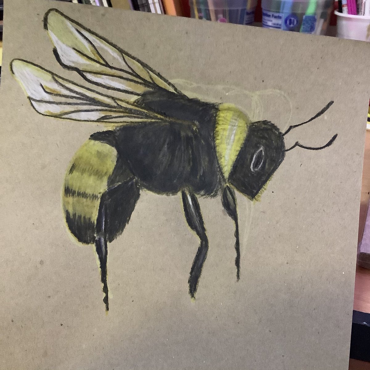 Arigatthoe's tweet photo. i present to u, a bee https://t.co/jBDOz3NjG3