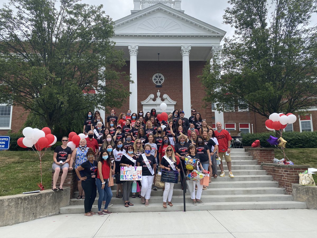 Jackson_Ave's tweet photo. And that’s a wrap-one last group picture of the best staff anyone could ask for! #MineolaProud https://t.co/cb2Vunt3Nn