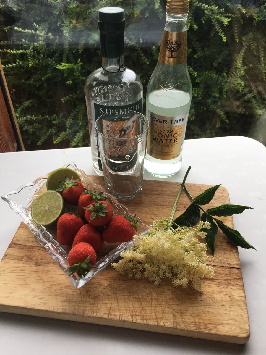BinyonRenee's tweet image. Great job girls, super proud to have been part of your journey x #ff15soar #fastforward15 #girlsrocklondon - can't wait for the cocktail masterclass @TheCocktailServ