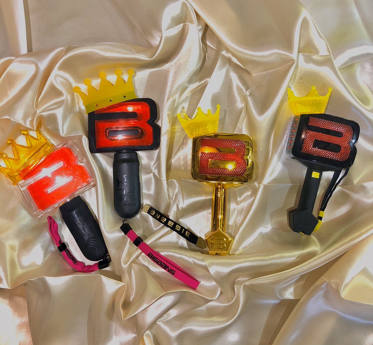 04182612_'s tweet photo. My BIGBANG and 2NE1 lightstick collection 💖

Completed all versions, I mean as far as I know, or am I still missing something? 😶 https://t.co/bTdaQmJUtG