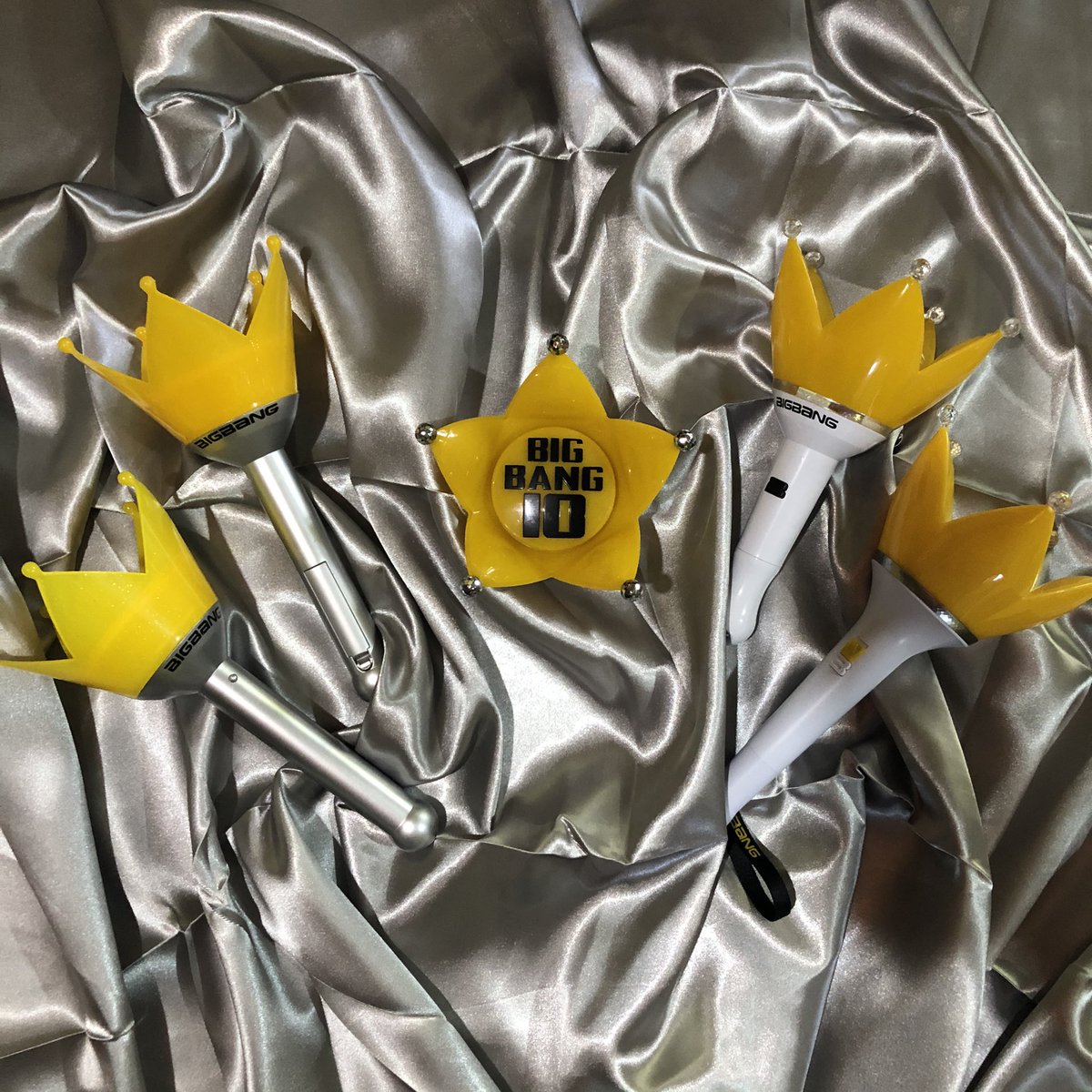 04182612_'s tweet photo. My BIGBANG and 2NE1 lightstick collection 💖

Completed all versions, I mean as far as I know, or am I still missing something? 😶 https://t.co/bTdaQmJUtG