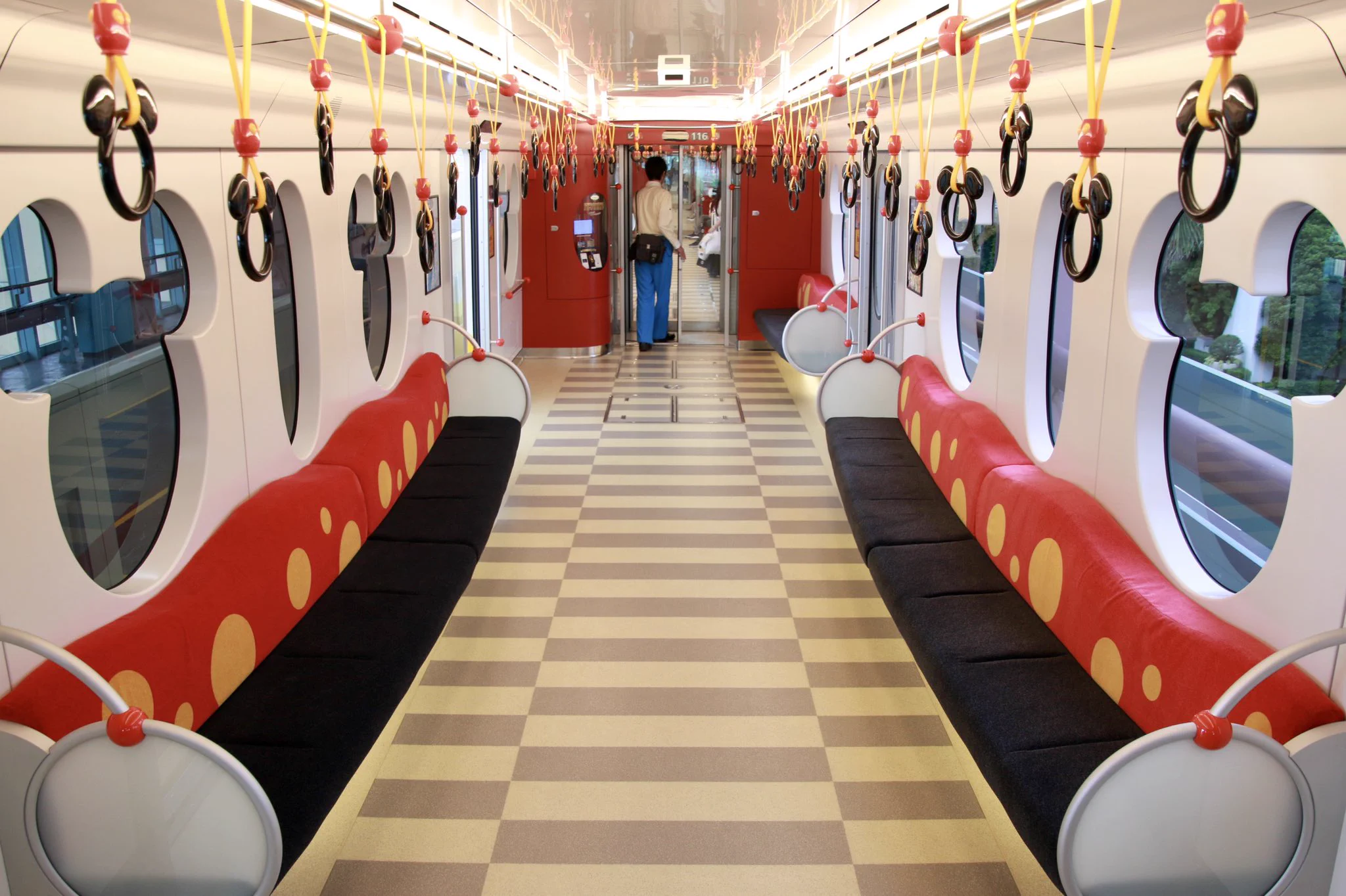 ディズニーのモノレールが新型になり運転開始したけど…「旧型の方が良かった」声が多数！