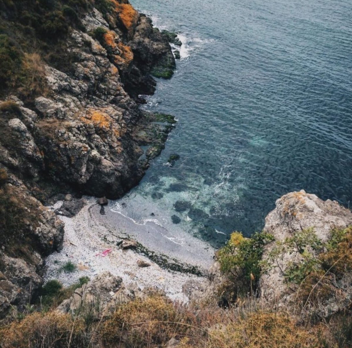 Korsan Limanı / BURSA

Mudanya ile Eşkel arasında yer alan Kapanca Korsan Koyu, Antik kent ve Liman kalıntıları olan bir alandır.  Antik Kent ve Liman olan bu kalıntı antik çağ zamanlarında Britanya ülkesinin toprak parçalarının içerisindeydi.