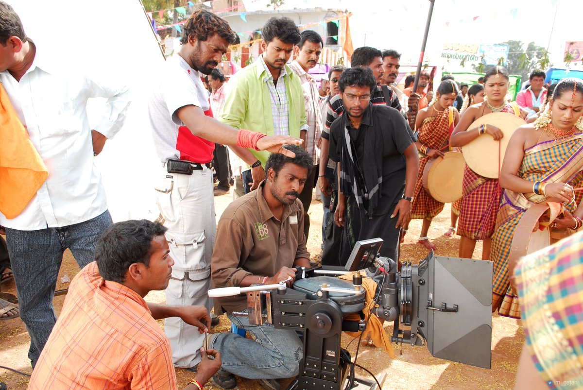 Abishekdhas5's tweet photo. #MasterUnseen Pictures Of #ThalapathyVijay and #Asin from the Shooting Spot Of POKKIRI 🤩
@actorvijay #Master 😍 https://t.co/zTwT2LzpeO