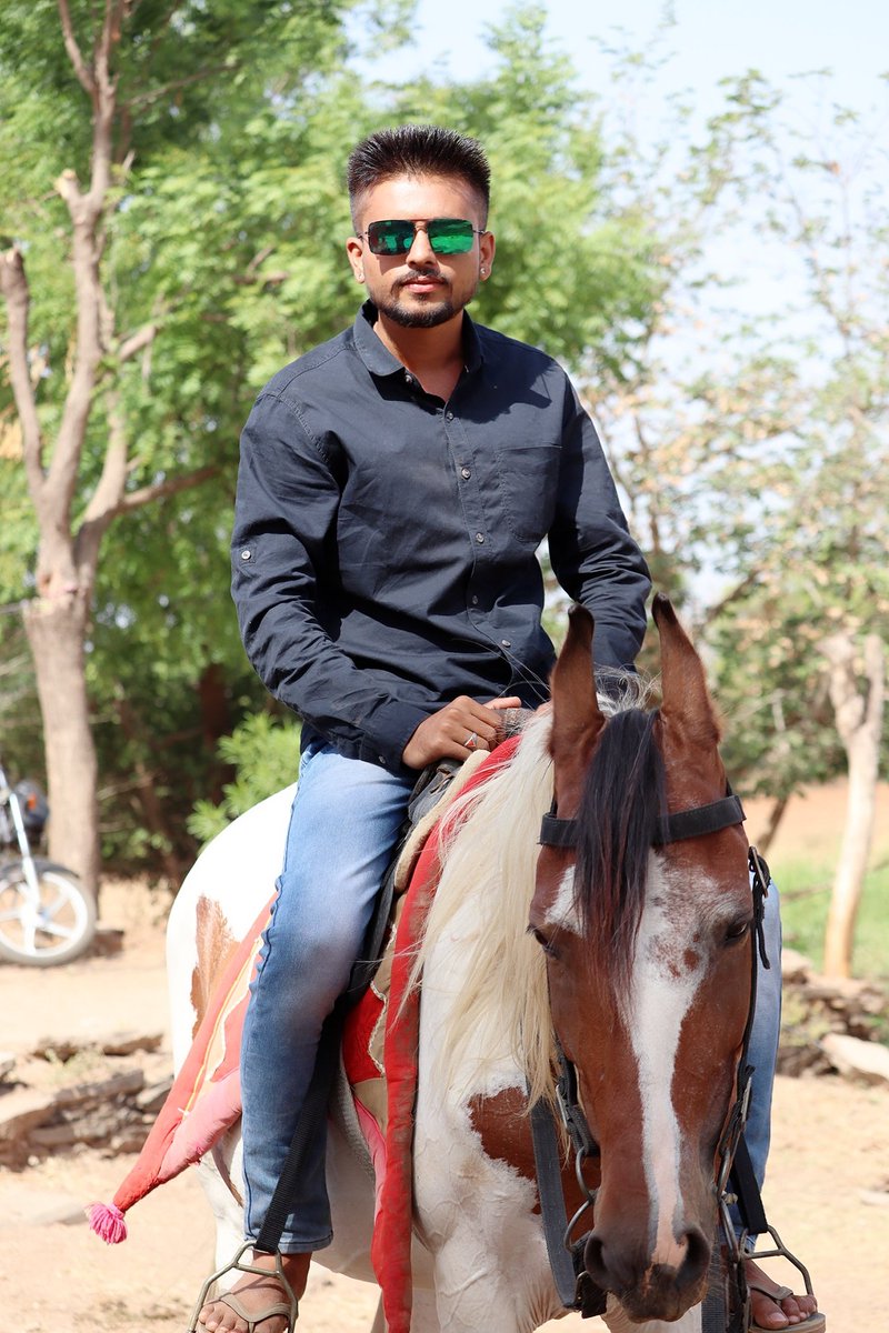 Jayendra9381's tweet photo. શબ્દો ખોવાય એ ચાલે ,
સાહે���..
અહેસાસ ના ખોવાવા જોઈએ...!!

  .... દરેક માણસ....
હોશિયાર જ હોય છે
        બસ....
વિષય અલગ અલગ
       હોય છે. https://t.co/x2KvDtTEJF