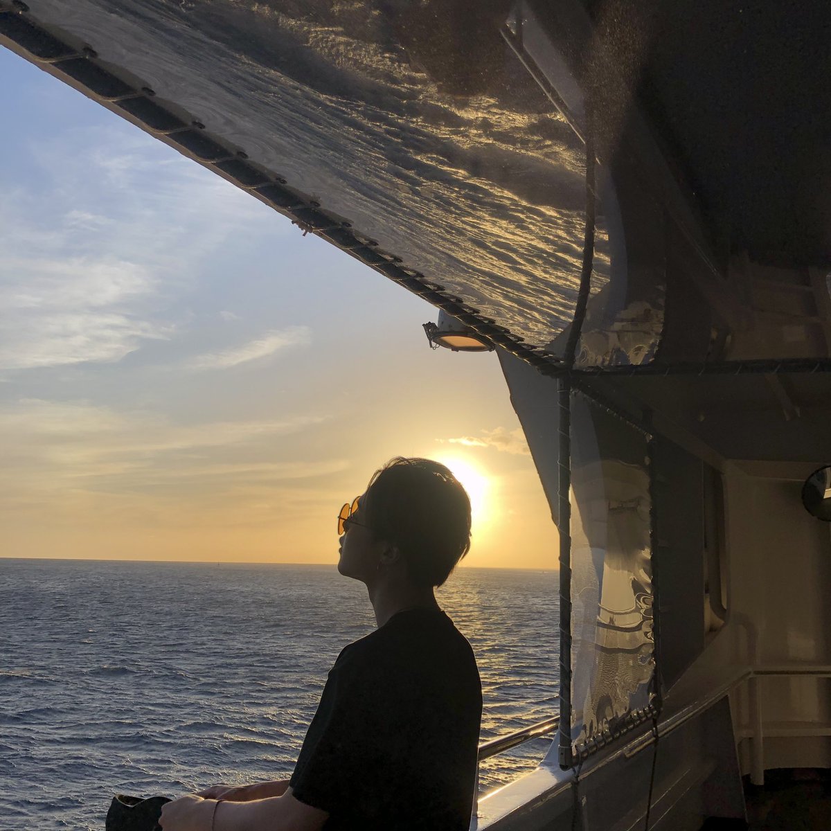 Imhvvpy's tweet photo. <♡Solo queria que mi vida en blanco y negro tuviese alguna escala de grises, pero cuando llegaste a mi  me mostraste 
una nueva paleta de colores...y pintaste un hermoso arcoíris.♡>
@BTS_twt                  ~• 아미 •~💜 https://t.co/RK3iYMUFgE