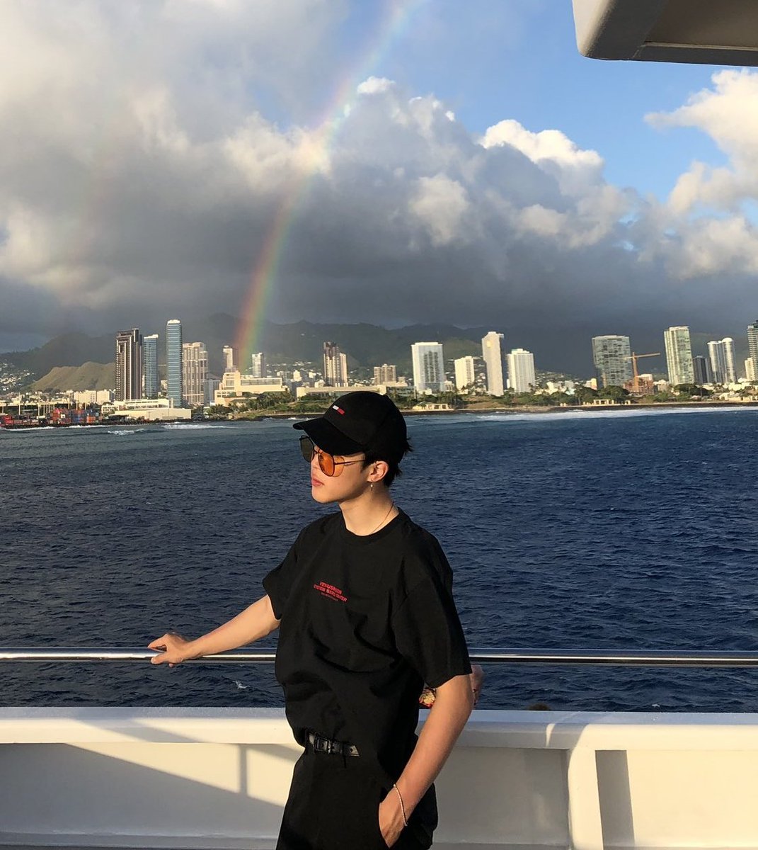 Imhvvpy's tweet photo. <♡Solo queria que mi vida en blanco y negro tuviese alguna escala de grises, pero cuando llegaste a mi  me mostraste 
una nueva paleta de colores...y pintaste un hermoso arcoíris.♡>
@BTS_twt                  ~• 아미 •~💜 https://t.co/RK3iYMUFgE