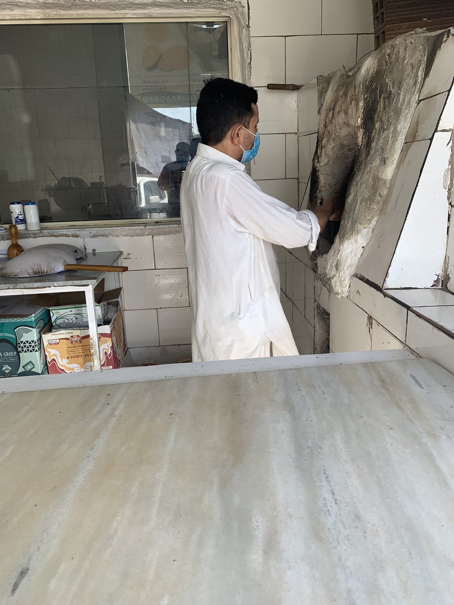 DR__ALKHRAISI's tweet photo. في ألوقت الذي أخفى فيه كبار التجار سلعهم بأنتظار ١يوليو طمعا بمكاسب أكبر .رغم بساطة العمل يرفض الخباز الافغاني ( المسلم ) عبدالله أن يرفع السعر حتى نهاية الدقيق ..وعند سؤاله عن السبب يرد : حرام ..صدق الرسول الكريم ( اطلعت في الجنة فرأيت أكثر اهلها الفقراء ) القيم الدينية لا تتجزأ https://t.co/1lgAFA3fur