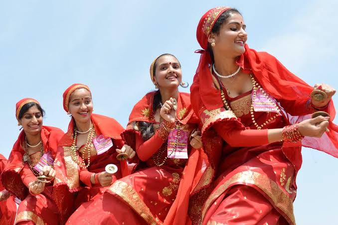 this is another part of karnataka and it's from coorg, here the saree is draped very differently