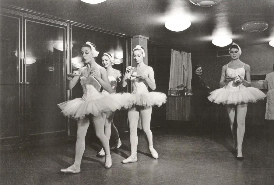 sovietvisuals's tweet photo. The Bolshoi “Swans”. Photo by Evgeny Umnov, USSR, 1963 https://t.co/yaLcCRV5K5