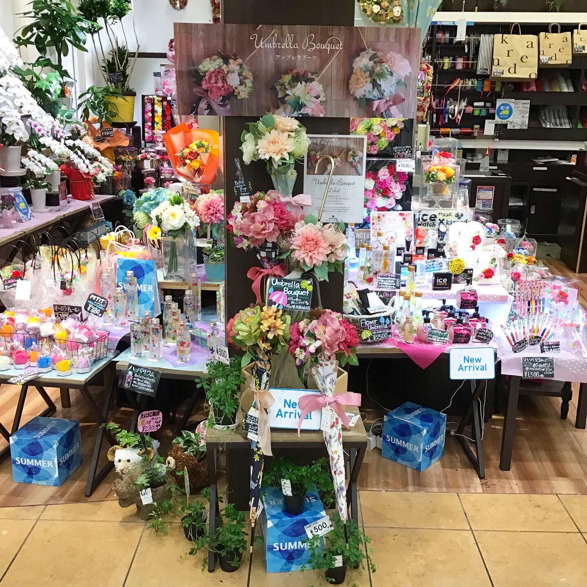 オンラインショップで大好評！！！
「 umbrella  bouquet 」
店舗にて販売開始いたしました💐

雨の日はもちろんのこと
晴れの日でもUVカットで紫外線対策もできます！！

オンラインショップでもチェックしてみてください💕

#karendo
#カレンド
#umbrellabouquet
#UVカット