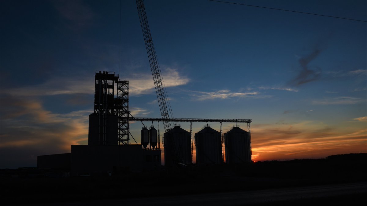 illiniphotog's tweet photo. U of I's new Feed Mill at sunset. https://t.co/OKg0p5lGu9