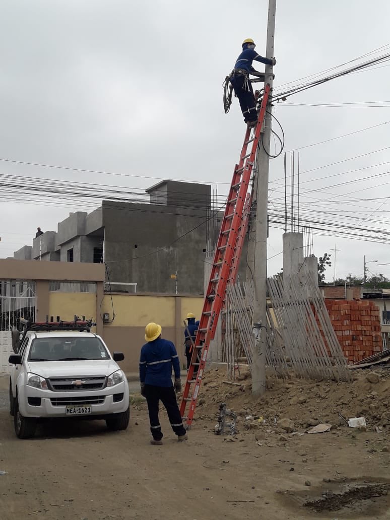 GoberManabi's tweet photo. .@CarlosA120766 #JPMontecristi coordino junto @CNEL_EP trabajos de repotenciación #ParroquiaUrbana #LeónidasProaño donde se instaló transformador y se organizó las líneas eléctricas @TitoNiltonM https://t.co/FBviHfG00T