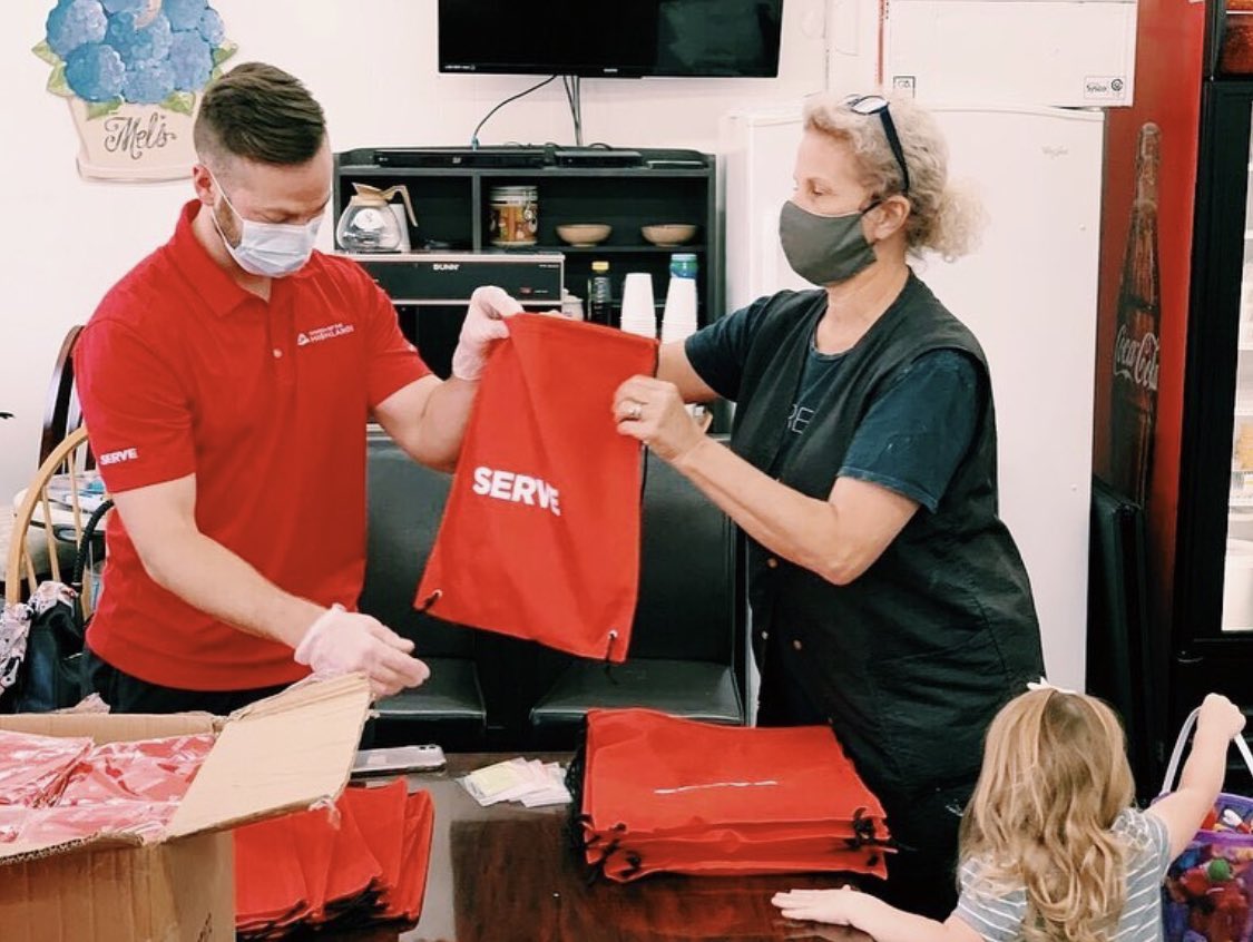 blakecotter's tweet photo. So much love for these #HighlandsTroy Dream Teamers for preparing YOUR Serve Day Kits tonight! 👏
You can pick up your kit THIS SUNDAY at Hal Hall on the Troy University campus. The drive-thu pick up will be from 5PM - 7PM. #ServeDay2020 https://t.co/6pEC2uKGeD