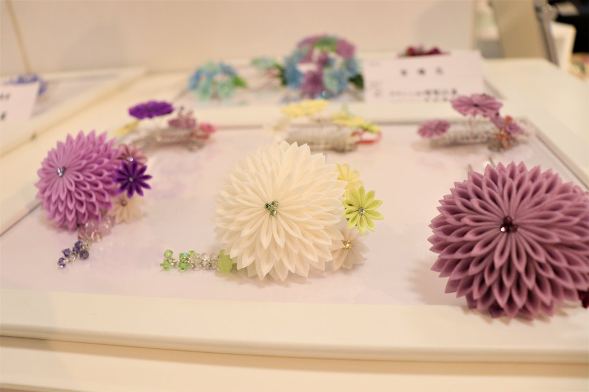 mitsukoshi_nh's tweet photo. ＼布から花が咲いた💮！／

小さな生地を折り畳み、花が生まれる様子は目を奪われます。季節にあわせて可愛い #つまみ細工 をお楽しみください。

本館4階 呉服プロモーションスペース
～7月7日(火)まで
https://t.co/mlLagk6cRa
#一凛堂 https://t.co/f59eloRF0y