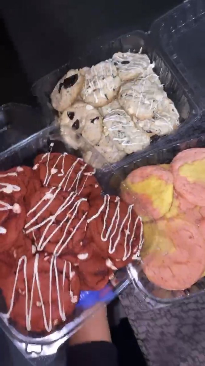 ValVal_____'s tweet image. Can’t wait to drop my menu ! Follow my business page on Instagram @mariestreatsss 🧁