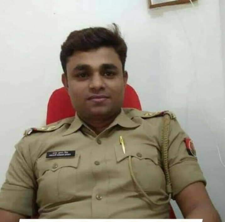 Pushpendraoffi2's tweet photo. कानपुर में हुई मुठभेड़ में सिओ बिल्हौर देवेन्द्र मिश्रा  एवं 8 अन्य पुलिस कर्मी शहीद , आपका योगदान हमेशा याद किया जाएगा, आप की बहादुरी एवं शौर्य कि गाथा अमर रहेगी।  
@AbhijeetSanga
@myogiadityanath
@DMKanpur 
@Uppolice 
@JPNadda 
@narendramodi https://t.co/Wo5MoJNob5