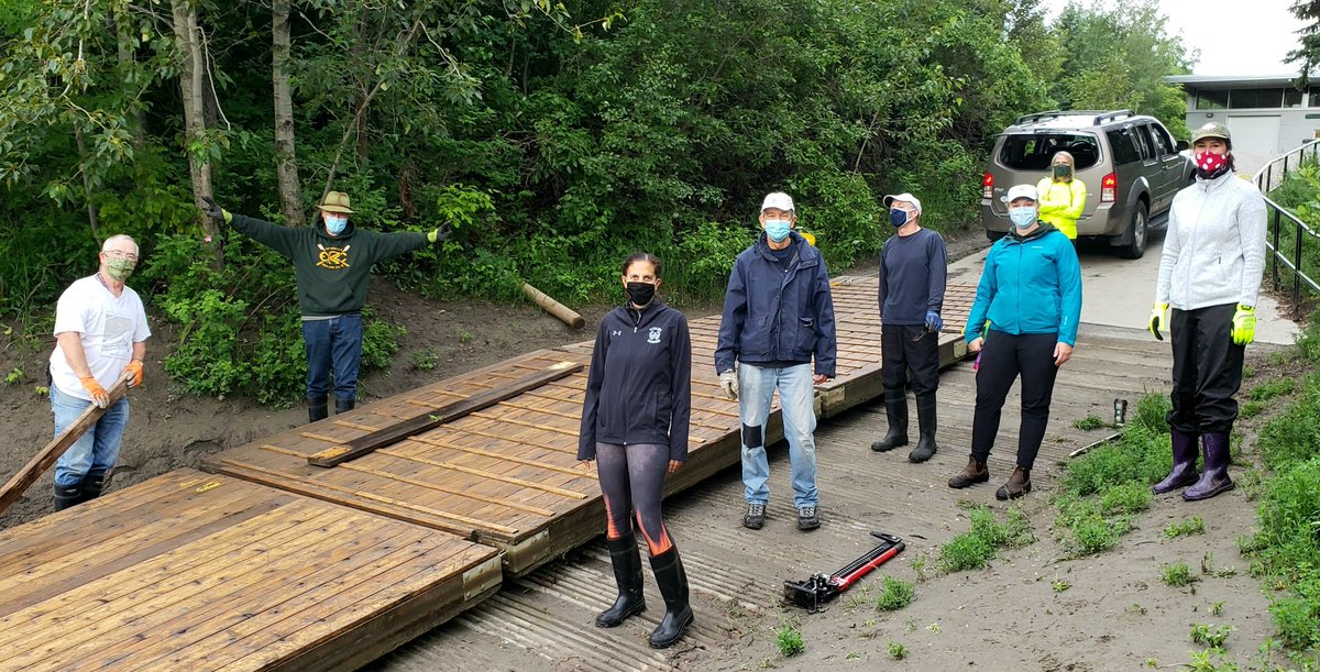EdmontonRowing's tweet photo. W/ a river height of 5.7m &amp; a flow rate of 878 m³/s this am the #erc dock needed some rescuing Lucky for us a #dockcrew of #volunteers showed up The dock is CLOSED; pls stay away from the #northsaskatchewanriver &amp; her banks its NOT SAFE #savingthedock #beriversmart #safetyfirst https://t.co/KfF5YtrhE4