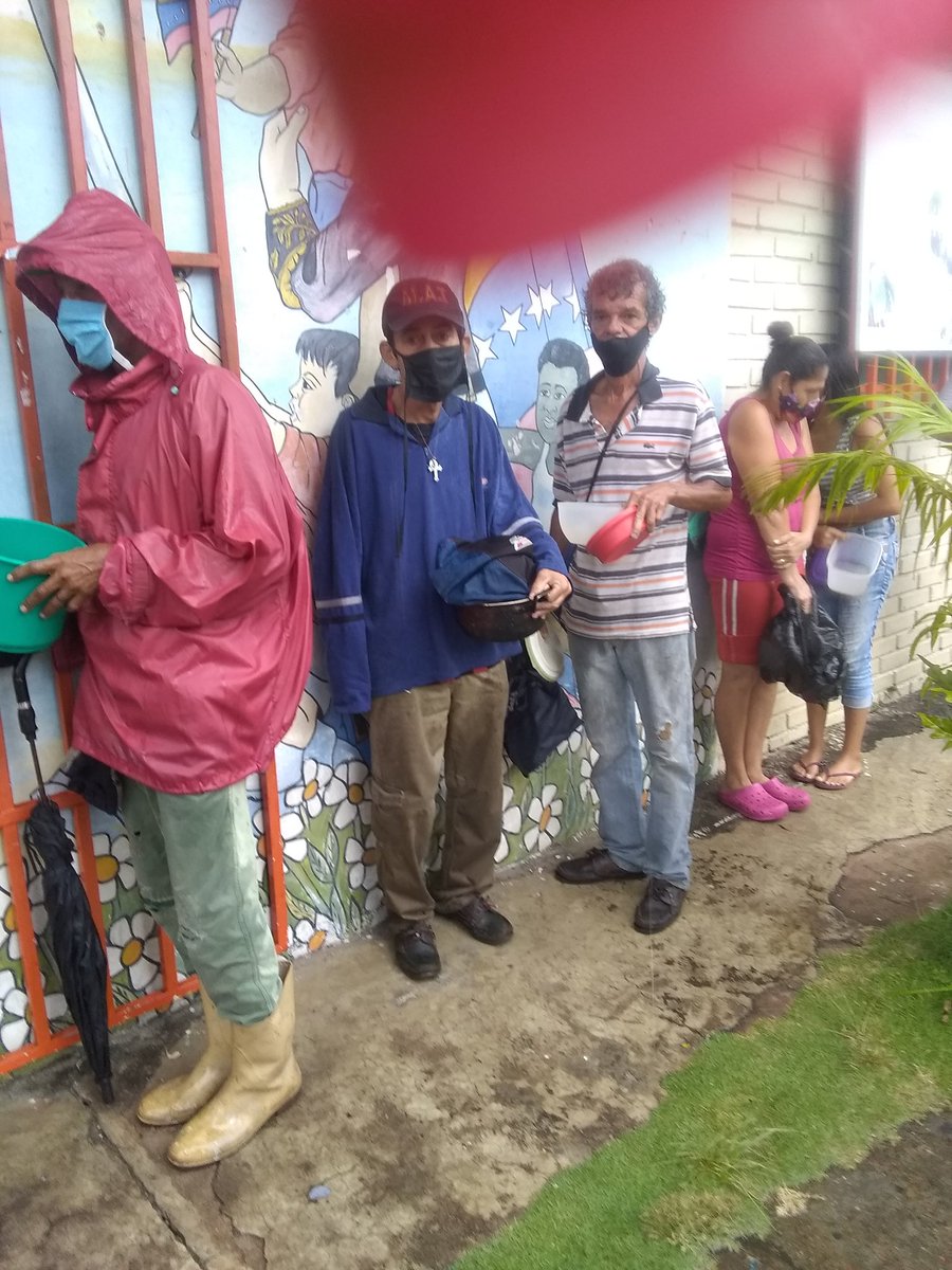 A pesar de las fuertes lluvias las Comunidades más vulnerables se acercaron a nuestro centro educativo a recibir el beneficio alimentario, gracias a nuestro presidente <a href="/NicolasMaduro/">Nicolás Maduro</a> y prof. <a href="/charlychaves/">Charly Rojas Chaves</a> ,jefe de zona educativa Táchira. #QuedateEnCasa