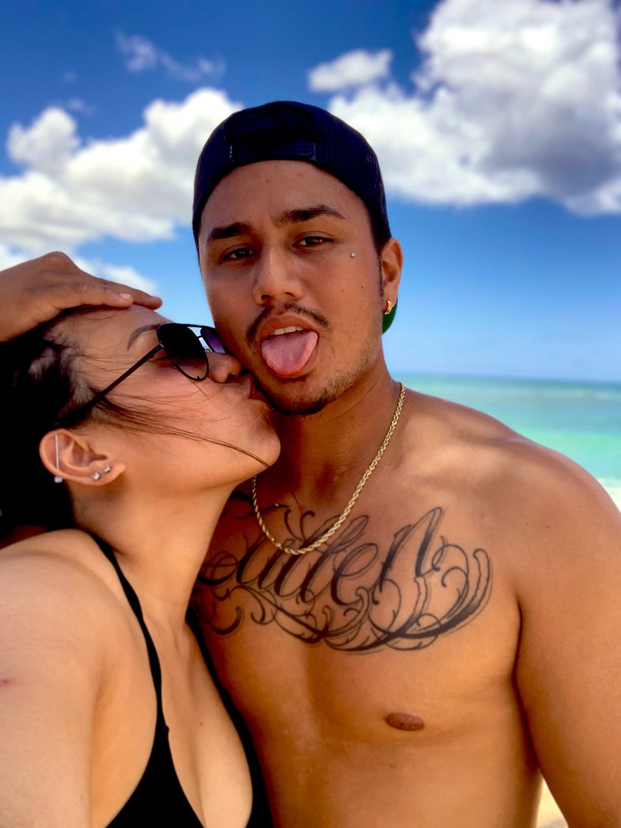_kasselove's tweet photo. 7 months❤️ and not a single stretch mark in sight... yet😅 2 more months our hunny, your daddy can’t wait to meet you! You’re definitely going to be a daddy’s girl 🙄 

s/o to my fiancé for being the bestest ever, rubbing my belly and satisfying my cravings 24/7.✨💍 #youdaone https://t.co/GgtZpo29lF