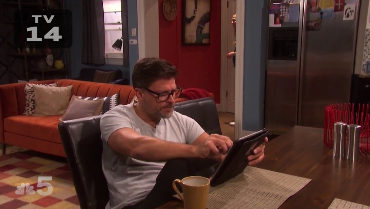 TVUntitled's tweet image. NOBODY. I repeat NOBODY told me GV/Eric Brady had glasses on today. I feel betrayed. #Days #ProfessorEricBrady