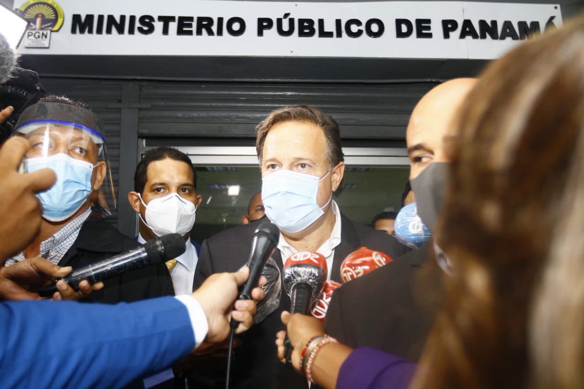 HJSANTOSRUDAS's tweet photo. Una foto perfecta, #Varela... el q antes ordenaba los allanamientos, a quien #Kenia #Sterlling #Moore y demás fiscales llamaban para saber si encarcelaban o dejaban libre, hoy entra al #Avesa para ser INDAGADO por DELITOS COMO: BLANQUEO DE CAPITALES!. #VarelaDebeIrPreso https://t.co/0FIp4jBq1d