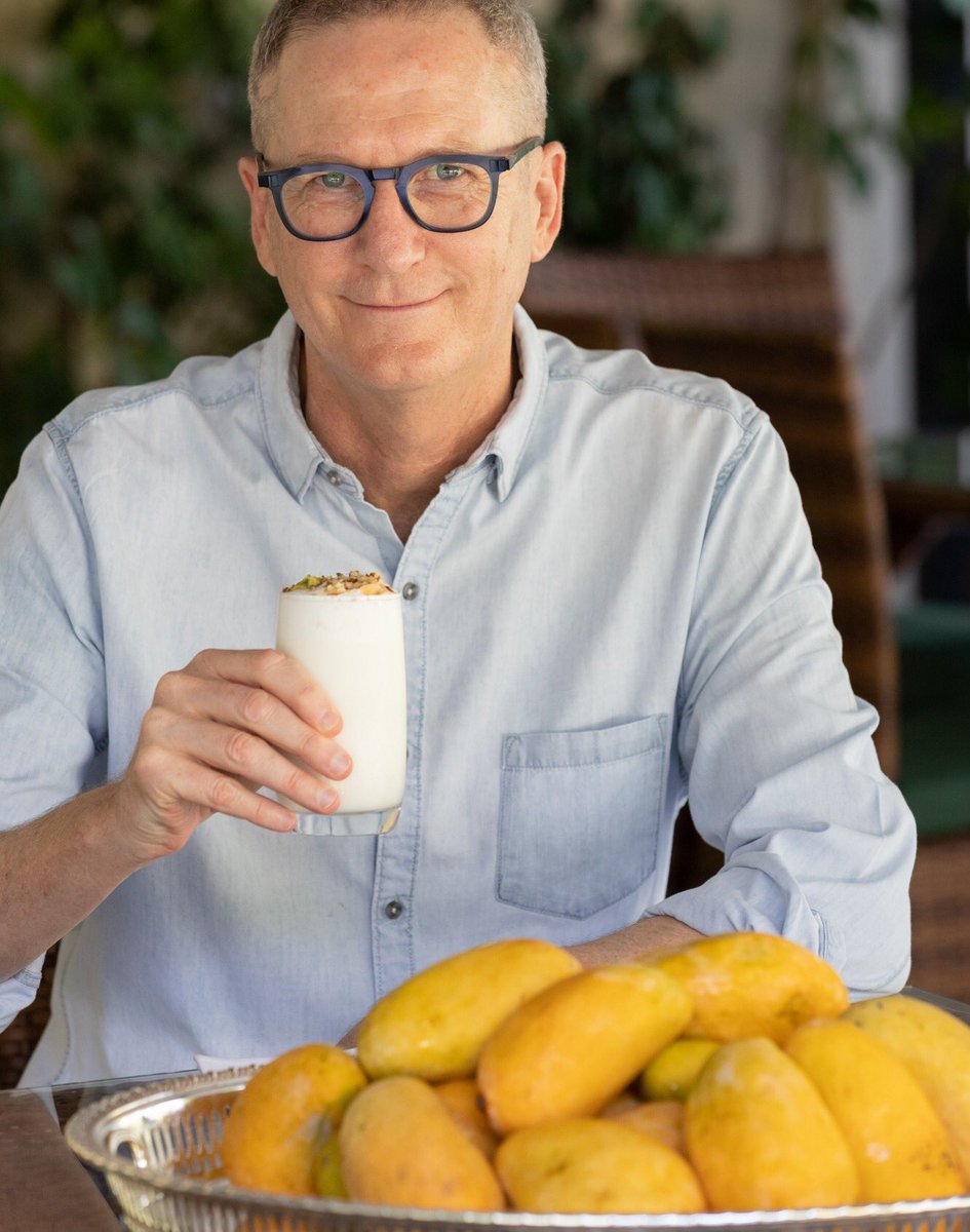 AusHCPak's tweet photo. I’ve listened to the many comments after my previous tweet &amp; tried eating mangoes in the traditional Pakistani style.  A good #mango, eaten ‘the right way’, can lift your spirits &amp; give you as much pleasure as an ice cream! It’s rightly called ‘The King of Fruits’ in 🇵🇰 Pakistan. https://t.co/N22VfSg1X8