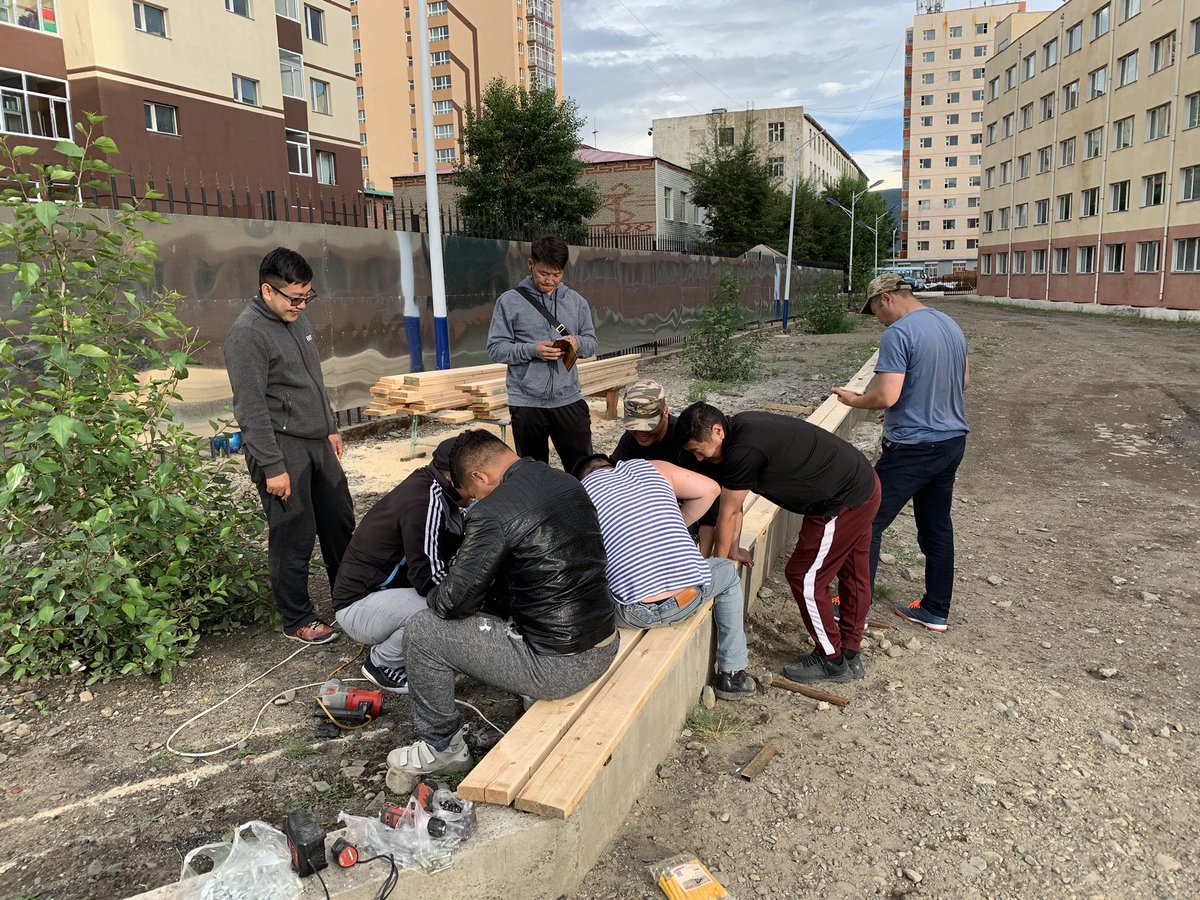 Залуус маань сонсогч суралцагчдынхаа орчныг сайжруулсаар л.... үнэхээр сэтгэлтэй хүмүүстэй хамт ажиллах бөөн урам зориг шүү