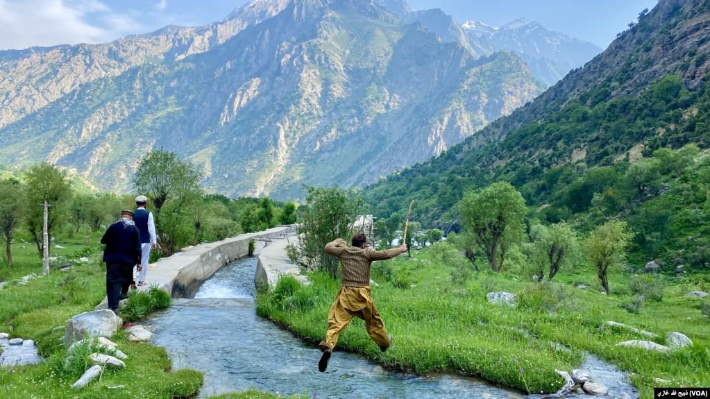 4helashams's tweet photo. د مرکز پارون اړوند مدنې کلي یوه ښکلې منظره، دغې سیمې ته سیلانیان د چکر او مېلو لپاره ورځي
#Norestan #Afghanistan https://t.co/JxOV0qkWrT