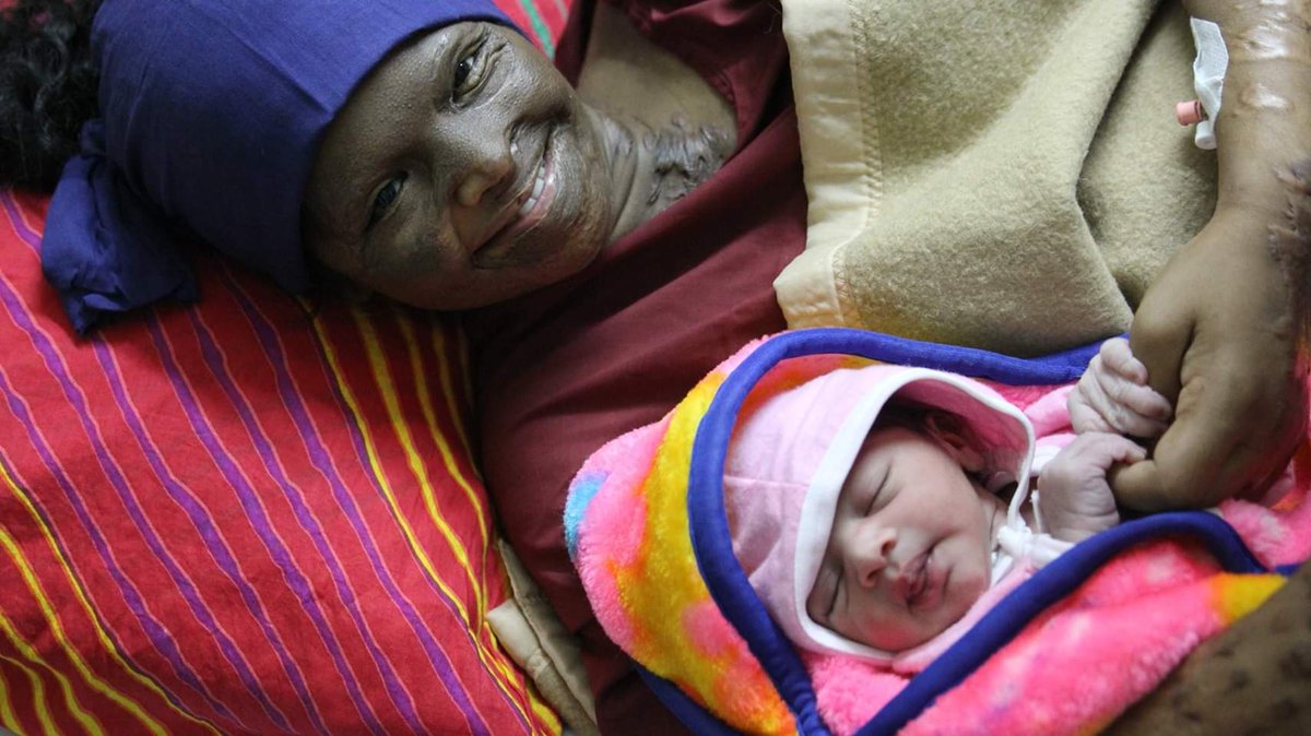 TheLaxmiAgarwal's tweet image. मेरे हाथ में तेरा हाथ हो
सारी जन्नतें मेरे साथ हो