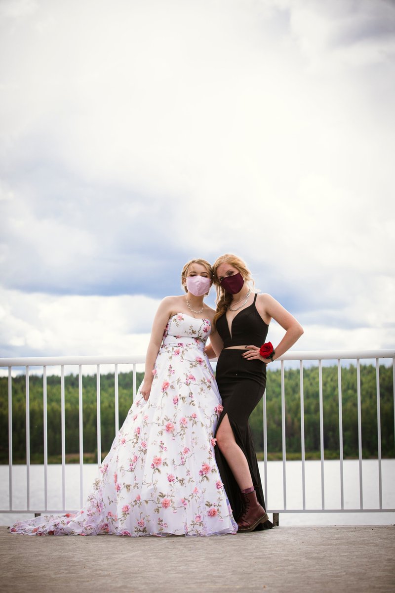 BayleeShieldss's tweet photo. Although we never got an official Prom, we still got to show off our dresses. love you Morgan <3 #Graduation2020 #prom2020 #Photoshoot https://t.co/HGPMDNwIhi