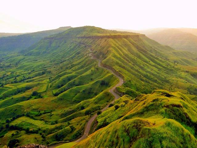 .बोगदा ओलांडला कि चहू बाजूला फक्त डोंगर आणि डोंगराचं दिसतात.निसर्गाने ओतप्रोत भरलेला हा रस्ता म्हणजे भटक्यांसाठी एक पर्वणीच.या रस्त्याने जाता जाता आपण एका फाट्यावरून येऊन थांबतो,एक रस्ता परळी गावाला जातो तर दुसरा ठोसेघर धबधब्याला,(3/26)