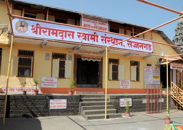 याच मठात छत्रपती शिवाजी महाराजांनी रामदासांना दिलेला पलंग,कुबडी,पिकदाणी आणि इत्यादी वस्तू ठेवलेल्या आहेत.हि जागा पाहताना आपण खरंच time travel करून त्या काळात गेलो आहे असच वाटतं,कधीकाळी इथे महाराज असतील ते समर्थांसी गप्पा मारत असतील हे चित्र डोळ्यासमोर उभे राहिल्याशिवाय राहत नाही